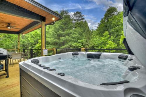 Blue Ridge Villa | Casa Moderne - Cozy modern vibes plus a hot tub