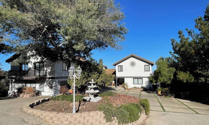 Monterey House | Casa on the Hill