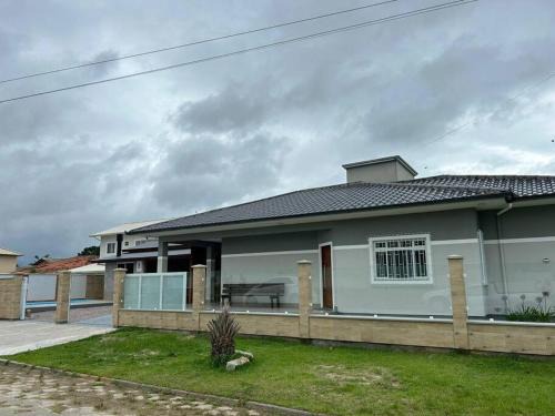 Palhoca House | Casa para a Família na Pinheira