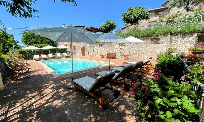 Spoleto Apartment | Casa Piscina sleeps 5, pretty setting next to pool with private garden nr pool