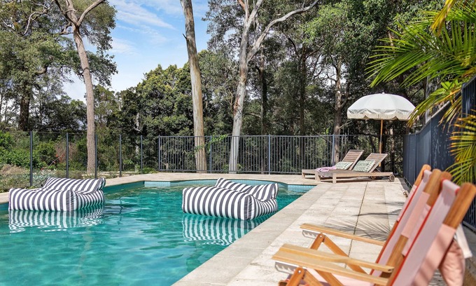 Picketts Valley House | Casa Queenie Summary:
