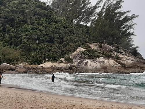 Garopaba House | Casa Rústica praia da Ferrugem próximo praia com piscina compartilhada