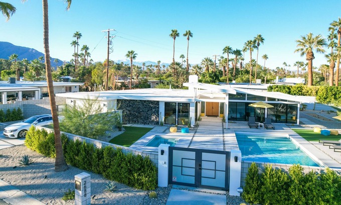 Sunmor House | Casa Roka: Groovy Mid-Century Indoor/Outdoor Lifestyle