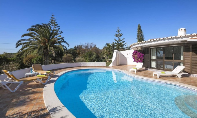 Lagoa e Carvoeiro Villa | Casa Ryder Short walk from Marinha beach!