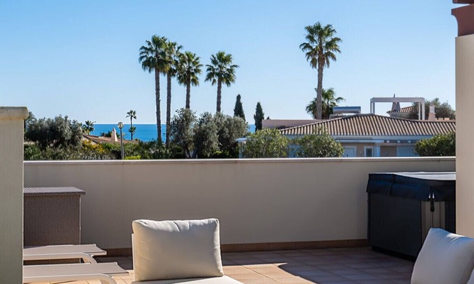 Estombar Ski Chalet | Casa Saudade, semidetached house with Jacuzzi near Ferragudo