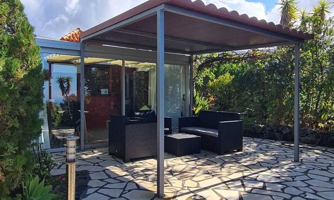 El Paso Cottage | Casa Tali, small, very quiet country house with large garden and sea views.