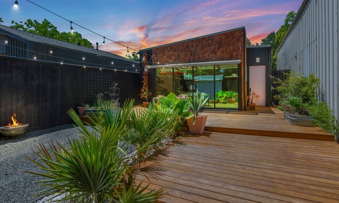Garden Oaks House | Casa Tequilana Art Nouveau Bungalow - With private courtyard!