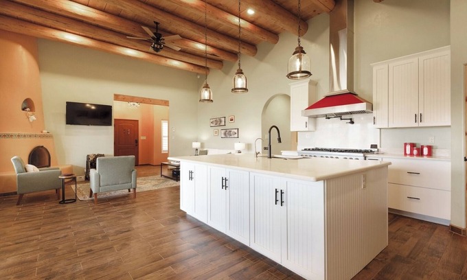 Taos House | Casa Tres Ventanas - Luxury Taos Home with Mountain Views