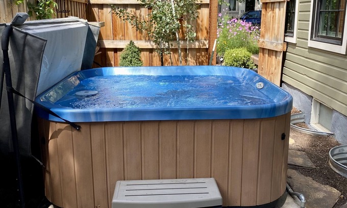 Old North End House | Casa Verde, 1bed & 1bath, with private entrance and hot tub