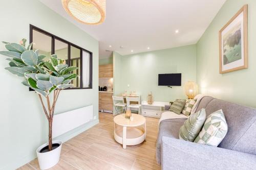 Bagneux Apartment | Casa Verde - near RER B Bagneux
