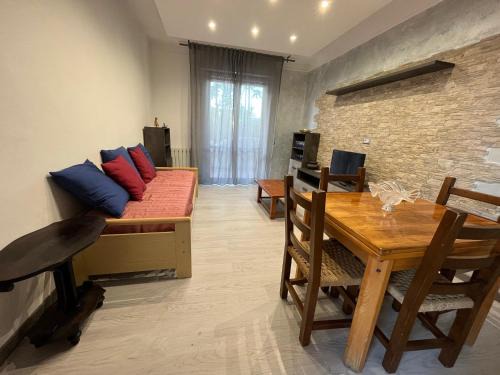 Ex Campo d'Aviazione Apartment | Casa Via Turati
