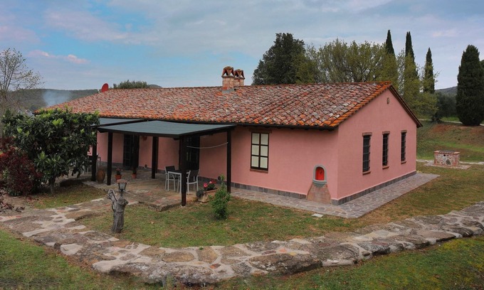 Panicale Villa | Casale Sole e Luna is set in a panoramic position in the beautiful green hills of Umbria, a few kilo