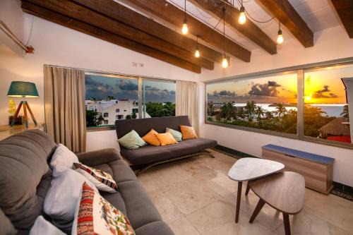 Zona Hotelera Apartment | CASCADAS,stylish family villa poolside steps from beach