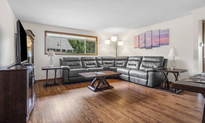 Olympia House | Cascadia Lounge: Cozy Olympia Oasis w/Sauna