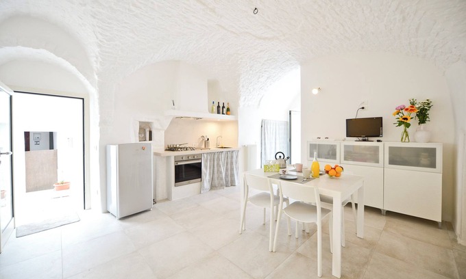 Old Town Cisternino Apartment | Casetta Arco con Balcone