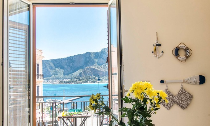 Mondello Apartment | Casetta vista mare in piazza a Mondello