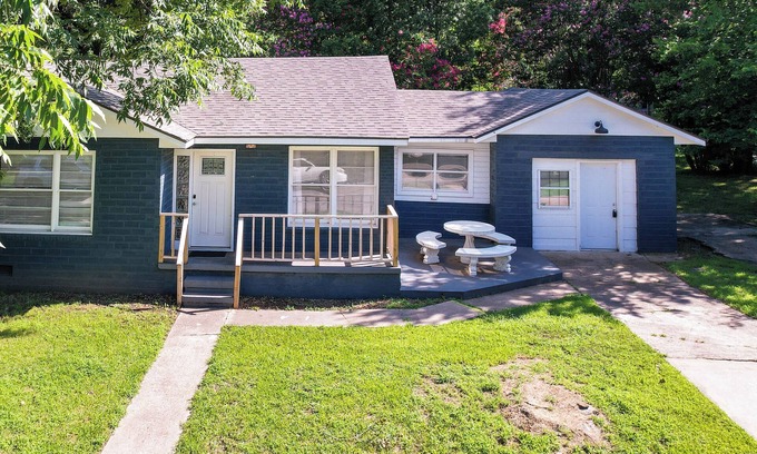 Durant House | 'Casino Cottage' Getaway: 4 Mi to Choctaw Casino!