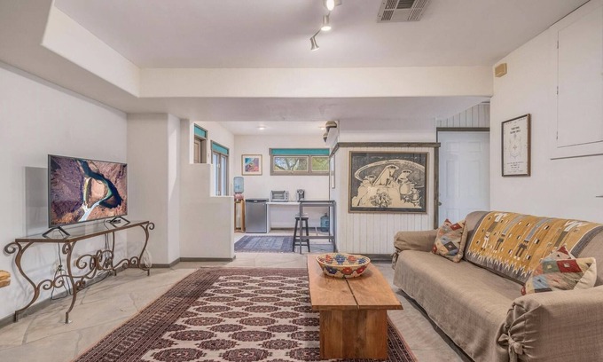 Paradise Valley House | Casita de la Paz - Unique Adobe Crafted Retreat