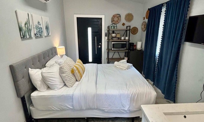 Northwest Los Angeles Heights Apartment | Casita -Mins to Downtown! Serene at Santa Monica