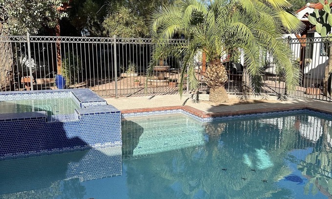 Sam Hughes House | Casita Sam Hughes/University King bed