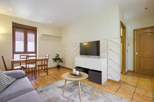 Alcala de Henares Apartment | CASONA 44 - Apartamento para 2 con Wifi, AC y Patio Exterior