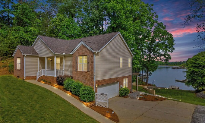 Lake Norman of Catawba House | Castaway Cove Lake Norman NC - Beautiful Lake Front Vacation Home!