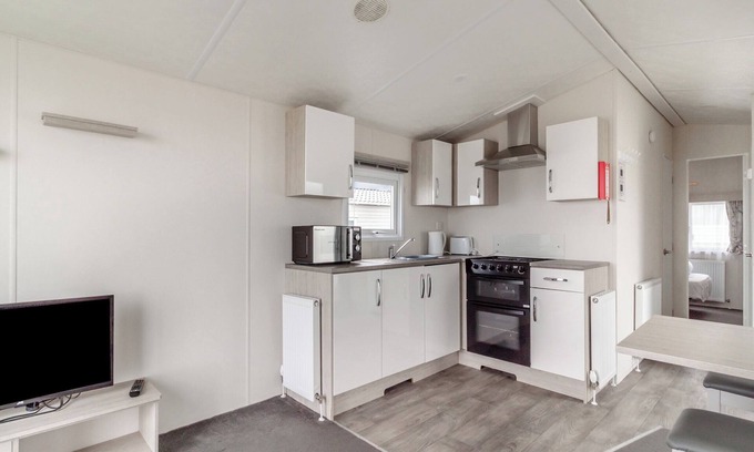 Bacton House | Castaways Oyster 10 (Pet)