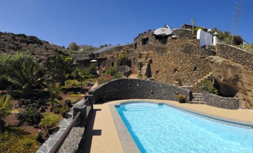 Tias Apartment | Castillo Lanzarote Villa Bentley - Luxury Villa -sleep in a volcanic cave
