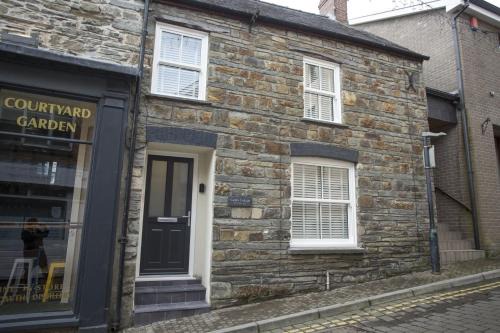 Cardigan House | Castle Cottage