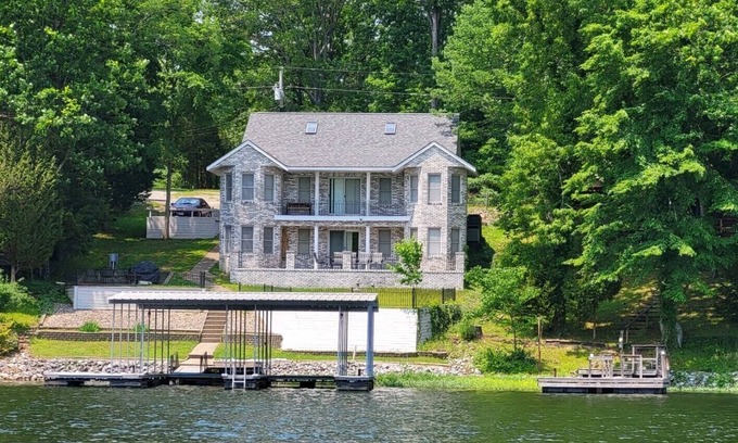 Goreville House | Castle Cove Lakefront Home