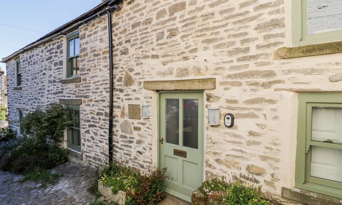 Middleham Cottage | CASTLE HILL COTTAGE, pet friendly, with open fire in Middleham