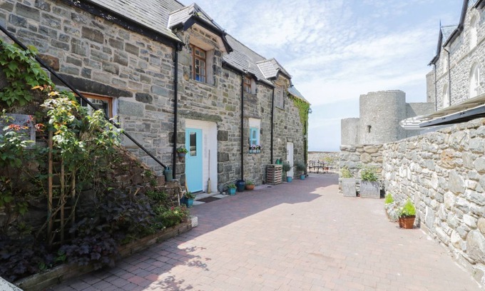 Harlech Cottage | CASTLE LODGE, pet friendly, character holiday cottage in Harlech