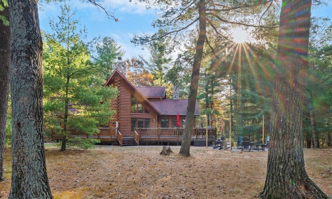 Friendship Cabin | Castle Rock Lake-Games-Bar-Fireplaces & Fire Pits