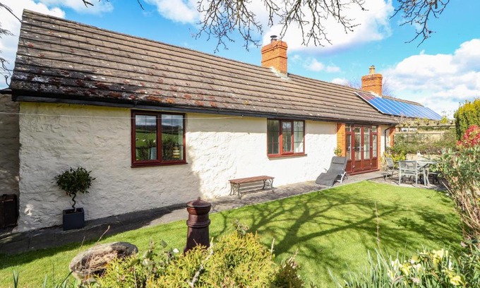 Llanychan House | Castle View Cottage
