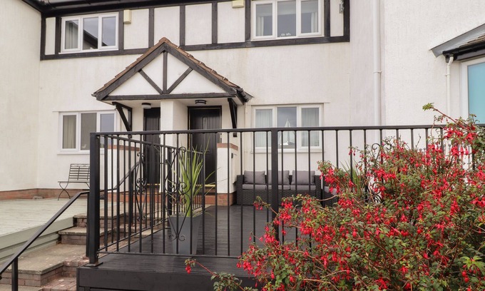Deganwy House | CASTLE VIEW, pet friendly, country holiday cottage in Deganwy