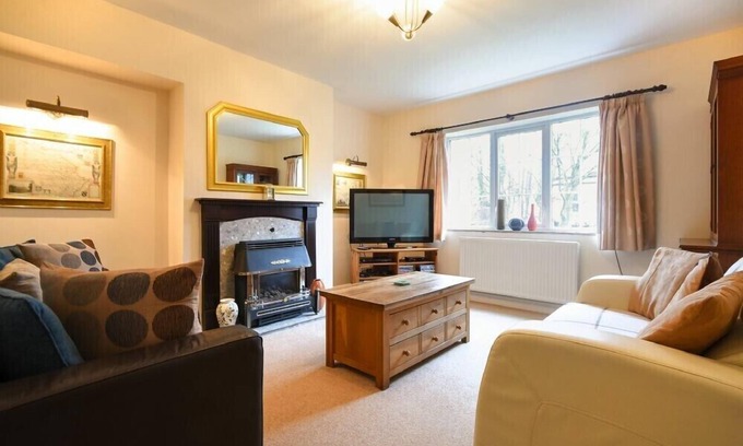 Warkworth Cottage | CASTLE VIEW (WARKWORTH), pet friendly, with a garden in Warkworth