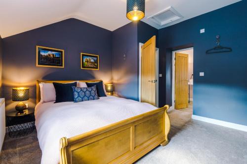 Rhuddlan House | Castle Views cottage in historic village & woodfired hot tub
