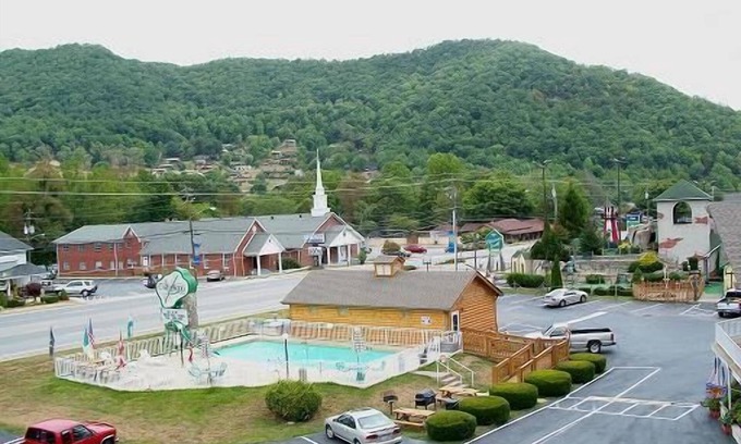 Maggie Valley Hotel | Castlewood Inn