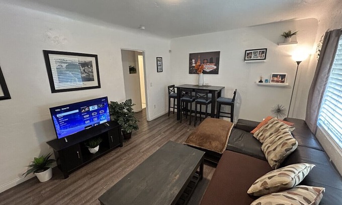 Downtown Las Vegas House | Casual #C 2queen Kids ok 1Story by Fremont St Pets pay more