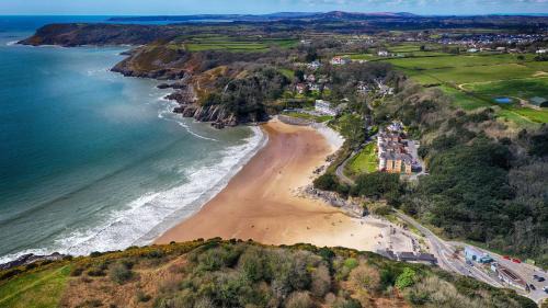 Mumbles Apartment | Caswell Beach Chalet 70 located in Gower Peninsula