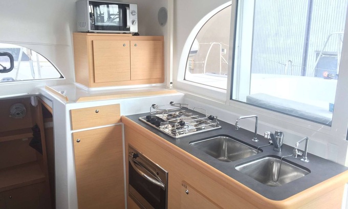 Pointe Croisette Boat Rental | CATAMARAN AT QUAY
