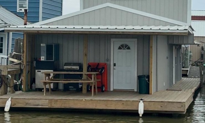 Venice Boat Rental | Catfish house boat for rent, sleeps 8,Ice machine. perfect place to fish ๐