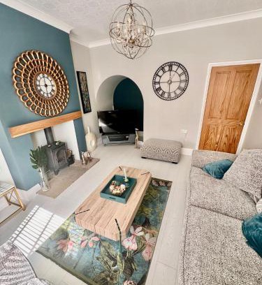 Lincoln House | Cathedral Quarter House with free Secure Driveway Parking for 2 Cars