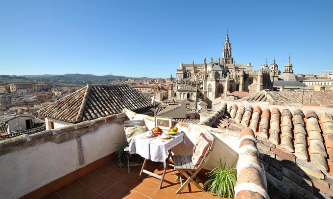 Toledo City Center Apartment | Cathedral Suite