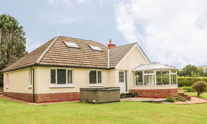 Brayford Cottage | CATKINS, pet friendly, with hot tub in South Molton