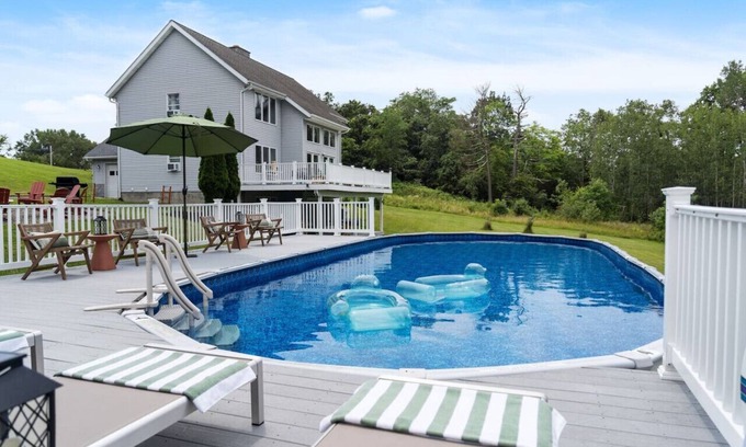 Saugerties House | Catskill Retreat Hot Tub, Fire Pit, Pool!