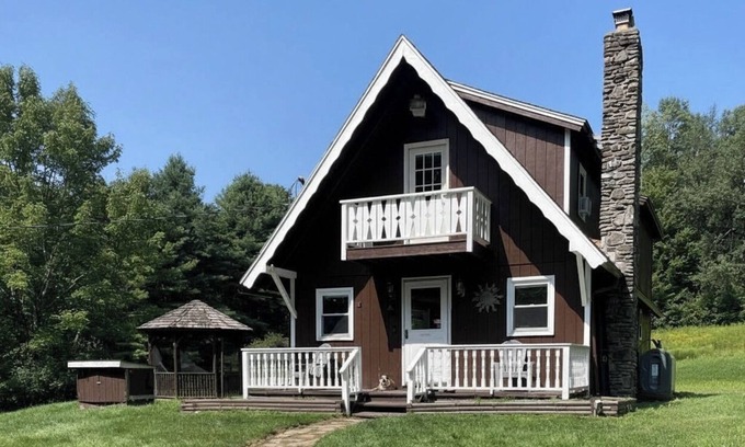 Livingston Manor House | Catskills Chalet - 5 acres Full Kitchen Fire Pit Office Pets OK BBQ WiFi