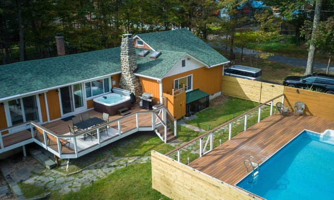 White Lake House | Catskills Hideaway with Heated Pool