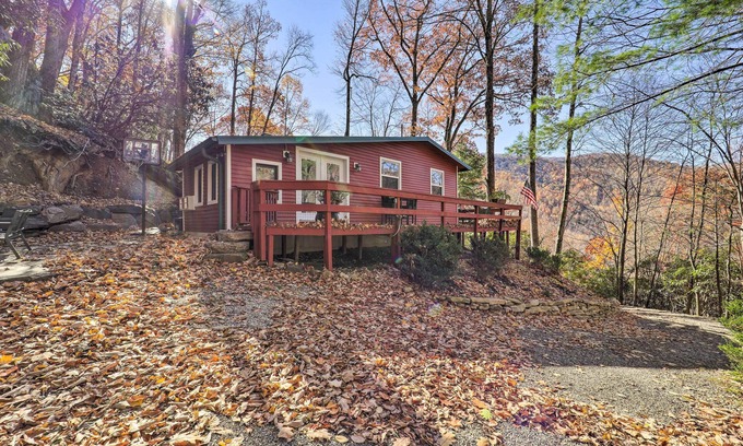 Cattail Creek Cabin | 'Cattail Creek' Escape, 44 Mi to Mt Mitchell!