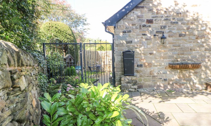 Sheffield Cottage | CAUSEWAY HIDEAWAY, romantic, with a garden in Dore
